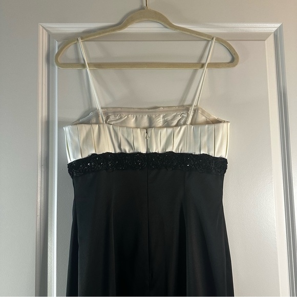 JS Collections Black & White Pleated Bodice Formal Gown Women’s Size 4 - Picture 6 of 16